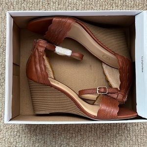 XOXO Camel wedge sandals